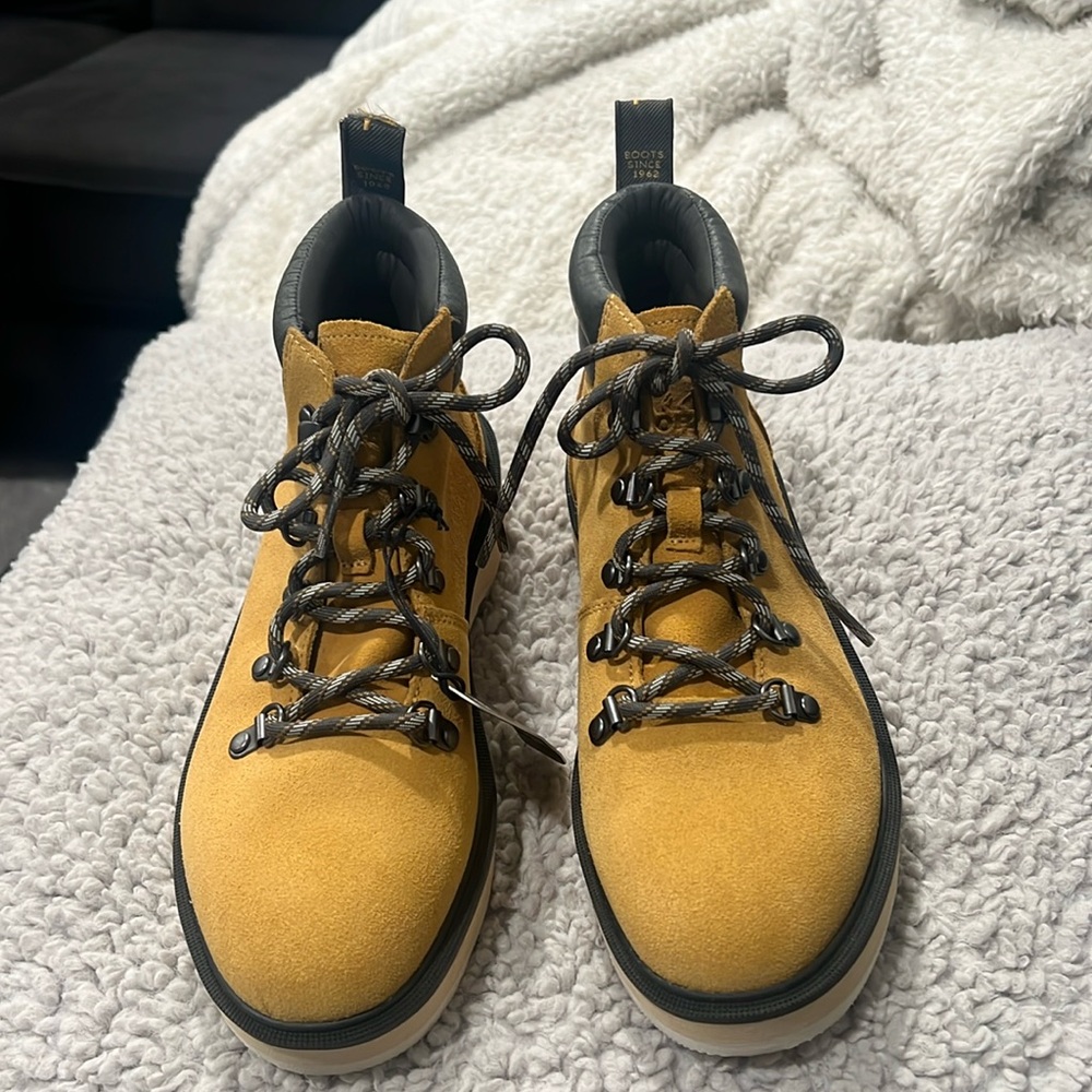 Women’s SOREL® Hi-Line™ Hiker footwear, Leather upper. ankle boots , sz 7.5